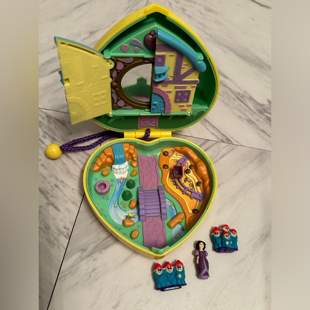 Vintage My Little Fairy Tales Snow White and the Seven Dwarfs Polly Pocket set